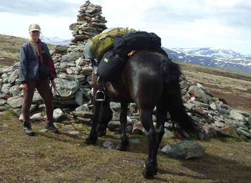 Tonje og Frøya ved almannarøysa på Dovre.