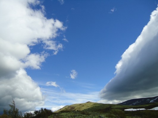 En passasje av blå himmel følger oss over Dovre mot Hjerkinn.