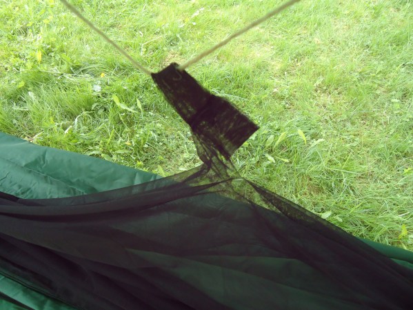 Husk å ha en skikkelig SLAKK snor til myggnettingen så den ikke revner!