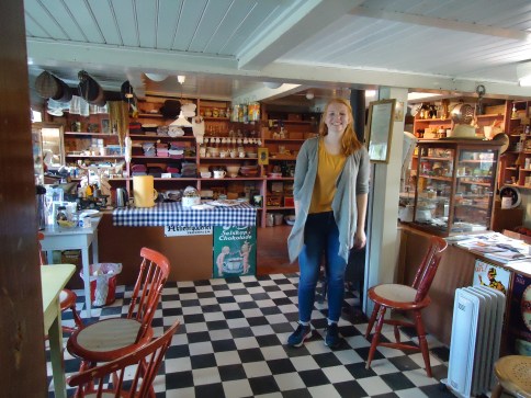 Rennebu museum og kafé har mye rart å se og kjøpe.