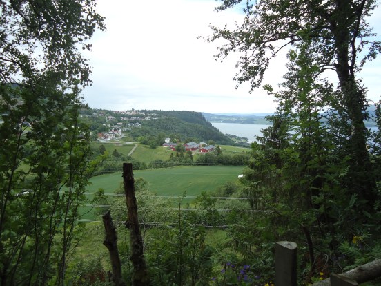 Utsikt fra Kleivan pilegrimsherberge over Snefugl gård.